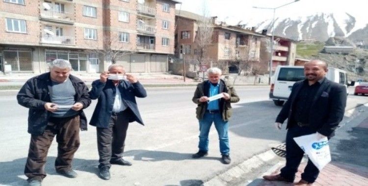 Başkan Aksaç, ücretsiz maske dağıttı