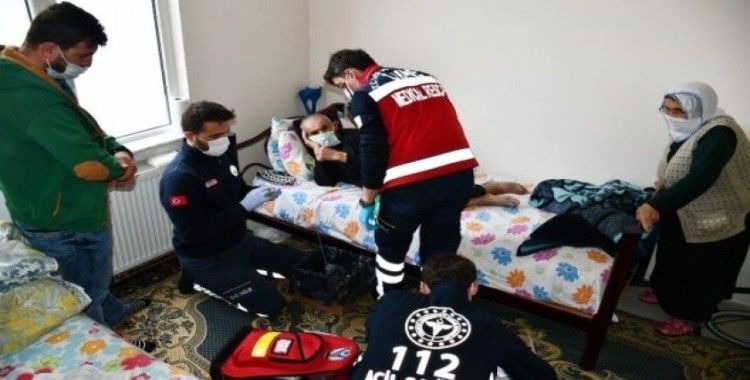 Aksaray’da UMKE ekibi yaşlıları evlerinde tedavi ediyor