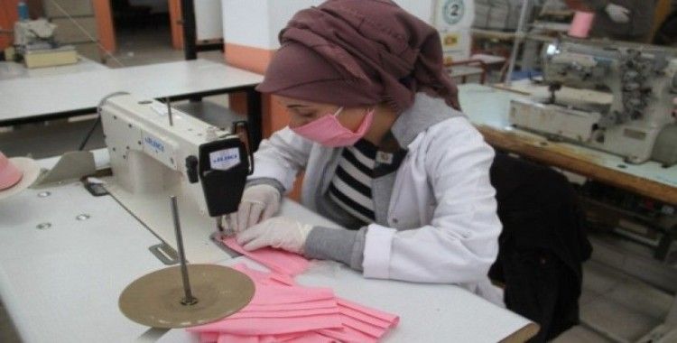 Beyşehir’de öğretmen ve meslek lisesi öğrencileri maske üretimine başladı