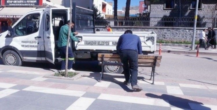 Viranşehir Belediyesi oturma banklarını kaldırdı