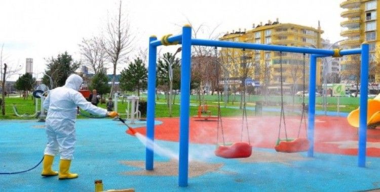 Belediye ekipleri parkları dezenfekte etmeye devam ediyor