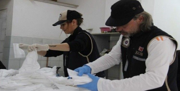 İzmir'de 'merdiven altı' maske üreten adrese operasyon: bin 500 maske ele geçirildi