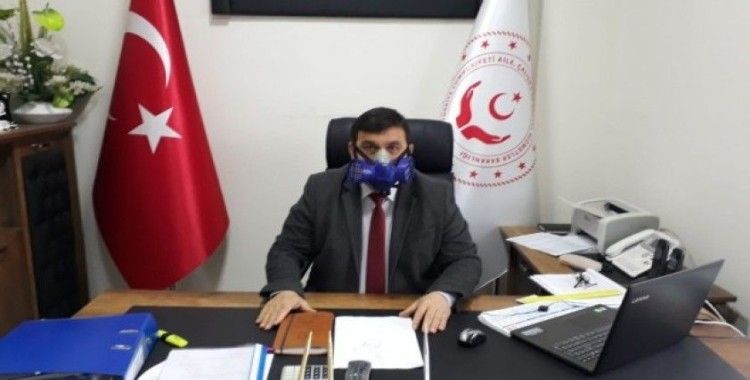 Daire müdürü, virüse karşı oksijen maskesi ile görevi başında