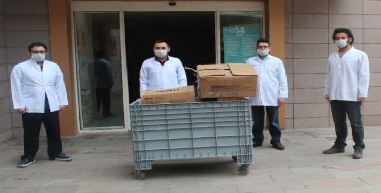 Manisa’da eczacılardan sağlıkçılara maske bağışı