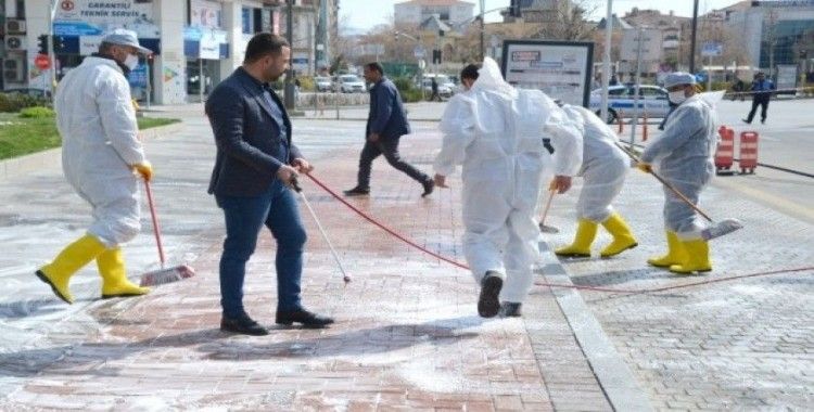 Kırşehir Belediyesi cadde ve sokakları köpüklü su ile yıkadı