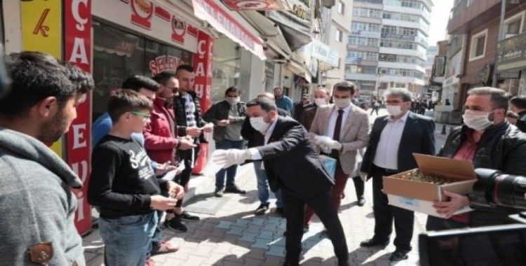 Belediye Başkanı Rasim Arı, vatandaşlara maske, eldiven ve kolonya dağıttı