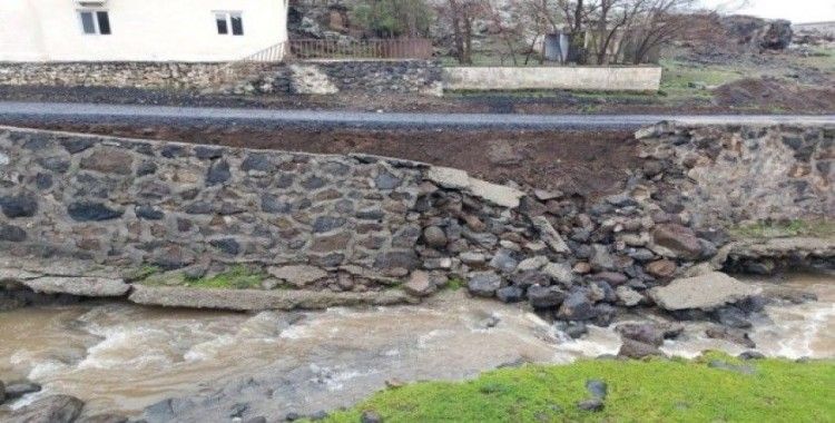 Diyarbakır’da şiddetli yağış nedeniyle istinat duvarı çöktü