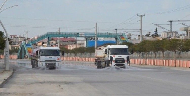 Tarsus’ta caddeler dezenfekte ediliyor