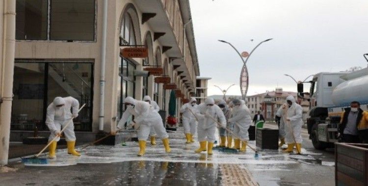 Gürpınar Belediyesi cadde ve sokakları köpüklü suyla yıkadı