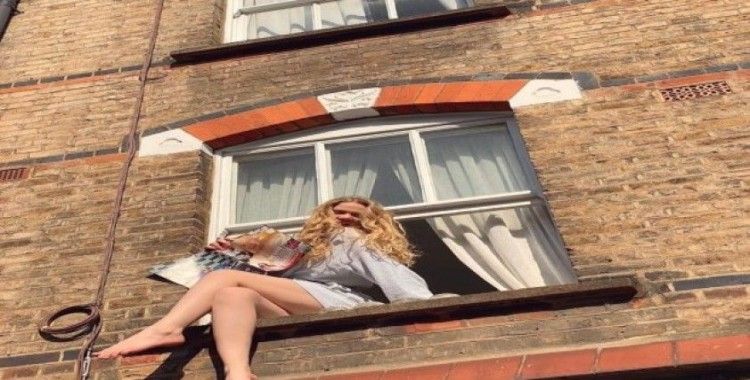 Karantinadan sıkılan oyuncu ve şarkıcı Serel Yereli, pencereye oturdu