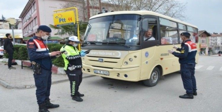 Polis ve Jandarma ekipleri minibüslerin yolcu kapasitelerini denetledi