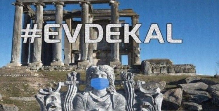 Zeus heykeline maske takıp 'evde kal' çağrısı yapıldı