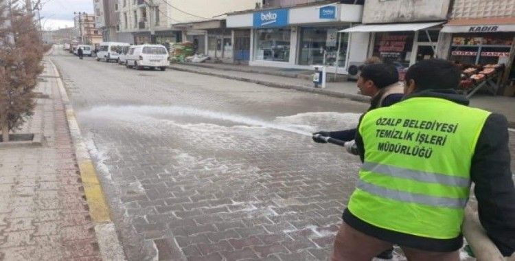 Özalp’ta cadde ve sokaklar deterjanlı suyla yıkandı