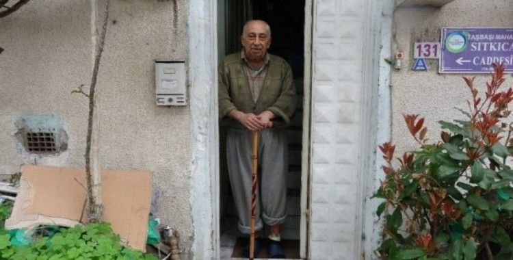 Gönüllere taht kuran 77 yaşındaki Burhan amca: 'Yaşlılar evde kalsın, herkesin ihtiyacı karşılanıyor'
