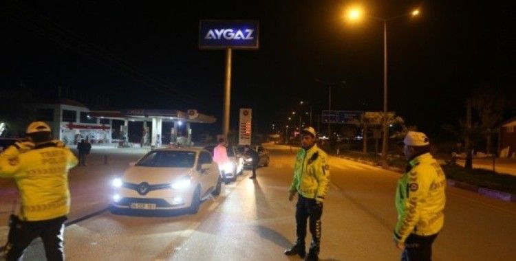 Mersin’de polis, Kovid-19 riskine karşı sürücülerin ateşlerini ölçtü