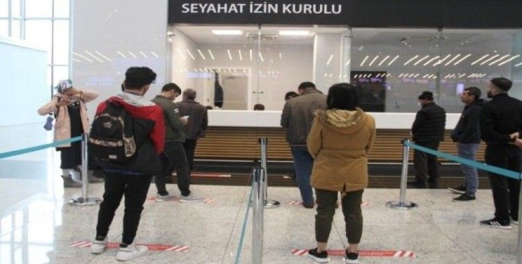 İstanbul Havalimanı'nda yolcular seyahat izin belgesi için başvuruyor