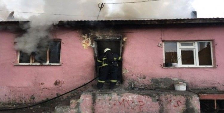 Kütahya’da ev yangını, bir itfaiye eri elektrik akımına kapıldı