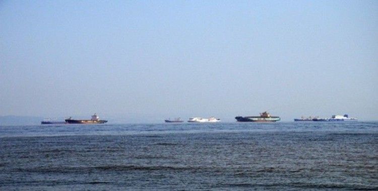 Tersanelere gelen gemiler Altınova açıklarında bekliyor