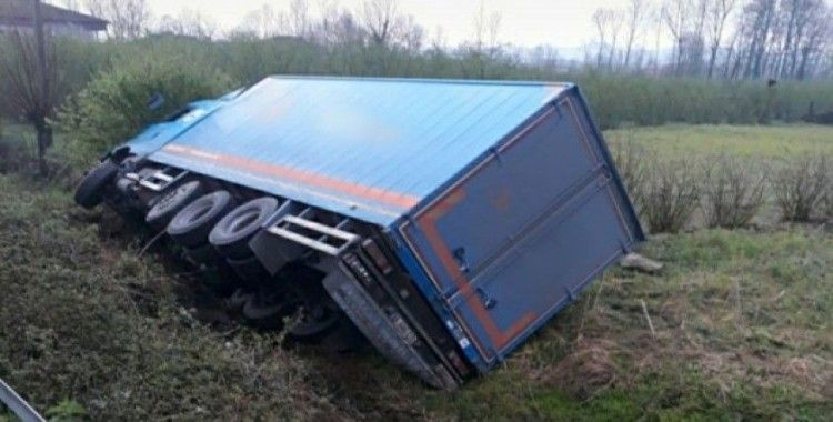 Samsun'da kargo kamyonu şarampole yuvarlandı: 1 yaralı