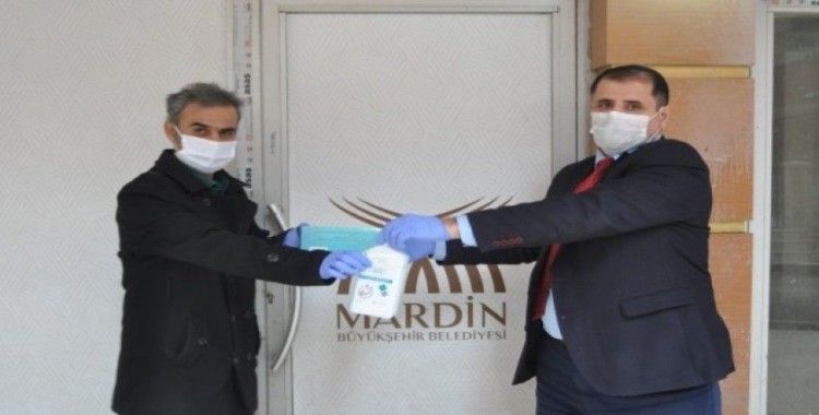 Mardin’de basın mensuplarına maske ve eldiven desteği