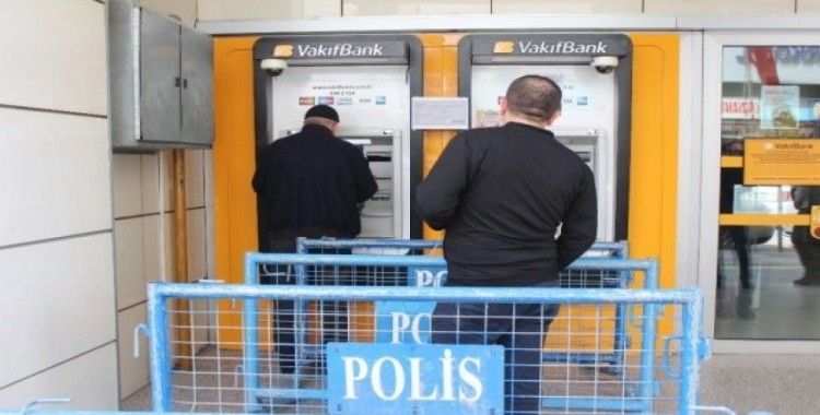Elazığ’da korona virüsüne karşı ATM önlerinde sosyal mesafe  önlemi