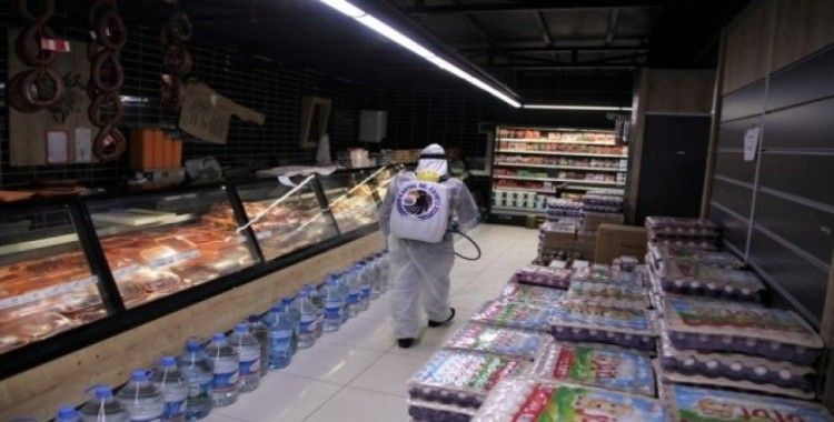 Kartal Belediyesi’nin dezenfekte çalışmaları marketlerde devam etti