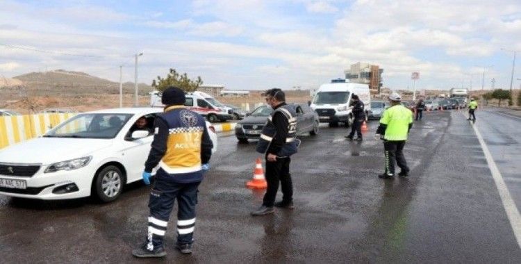 Nevşehir’de kent girişlerinde araç sürücülerinin ateşi kontrol ediliyor