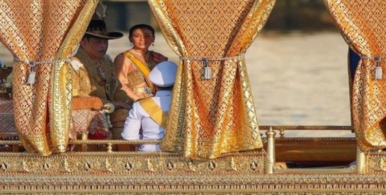 Tayland kralı, haremi ile lüks otelde karantinada