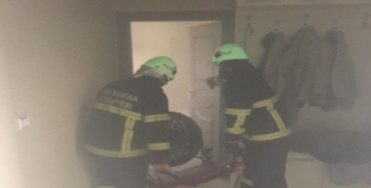 Ev yangınında mahsur kalan 2’si engelli 3 kişi kurtarıldı