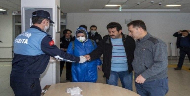 Kayseri Büyükşehir Belediyesi Zabıta ekipleri hastanelerde maske dağıttı