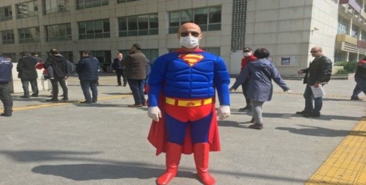 (Özel) ‘Süperman’ maske ve eldivenlerini takıp İstanbul sokaklarına indi