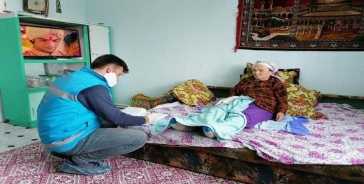 Bolvadin’deki yaşlıların emekli maaşları evlerinde ödeniyor