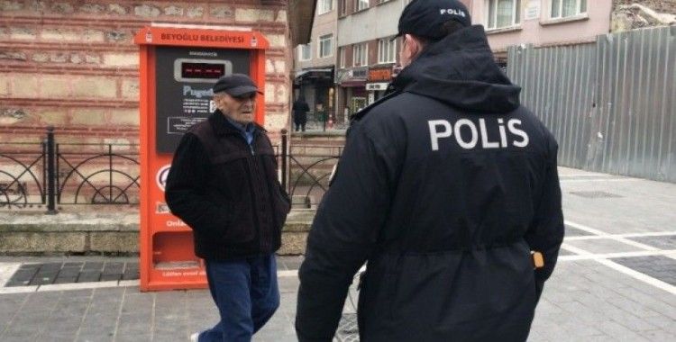 (Özel) İstanbul’da sokağa çıkan yaşlıların polisi ikna çalışmaları kamerada
