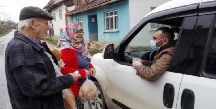 Köy köy dolaşıp yaşlıların ekmeğini kapısına kadar götürüyor