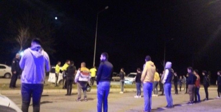 Sokak ortasında dansöz oynatarak doğum günü partisi yapan gençlere polisten baskın