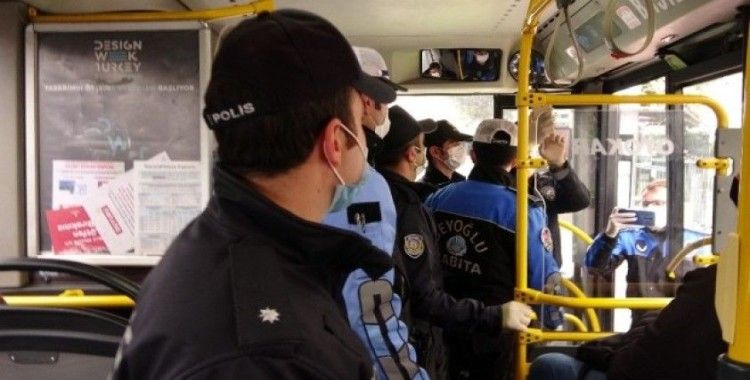 (Özel) İstanbul polisinden toplu taşımadaki yolculara “sosyal mesafe” uyarısı
