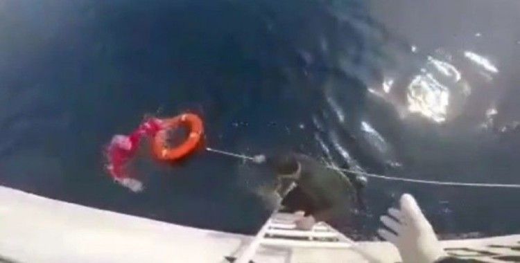 Kuşadası Körfezi’nde tekne battı, içindeki iki kişi kurtarıldı