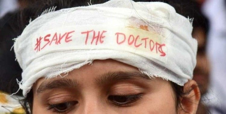 Hindistan'da sağlık çalışanlarına saldırı: 2 yaralı