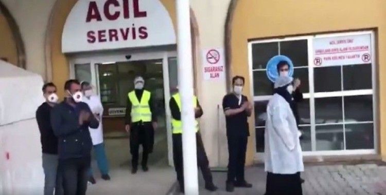 Mardin’de korona virüs tedavisi tamamlanan kadın alkışlarla taburcu edildi
