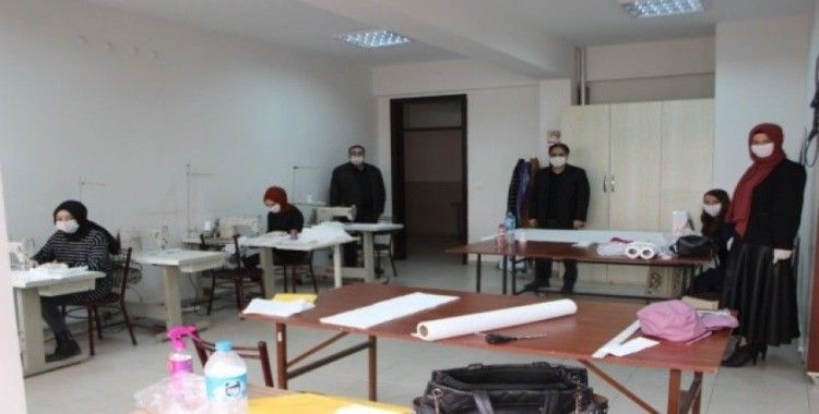Osmaneli’de gönüllü öğretmenler 3D yazıcı ile ’’Yüz koruyucu Siperlik ve Maske’’ üretiyor