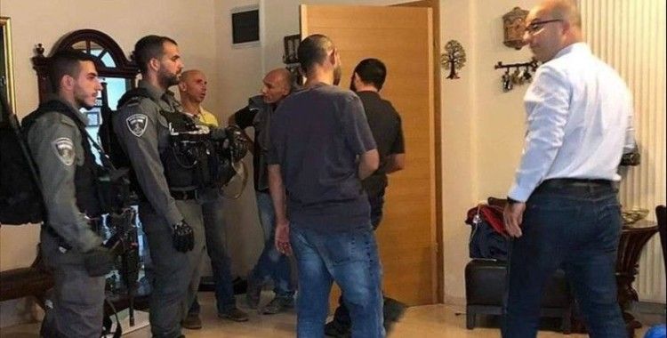 İsrail güçleri Filistinli bakana gözaltında 'kullanılmış tıbbi maske' taktırdı