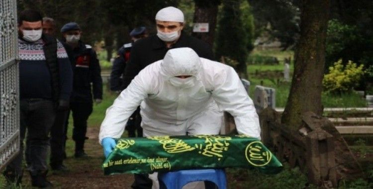 Küçük bebek koronavirüsten ölen annesine mezarda kavuştu