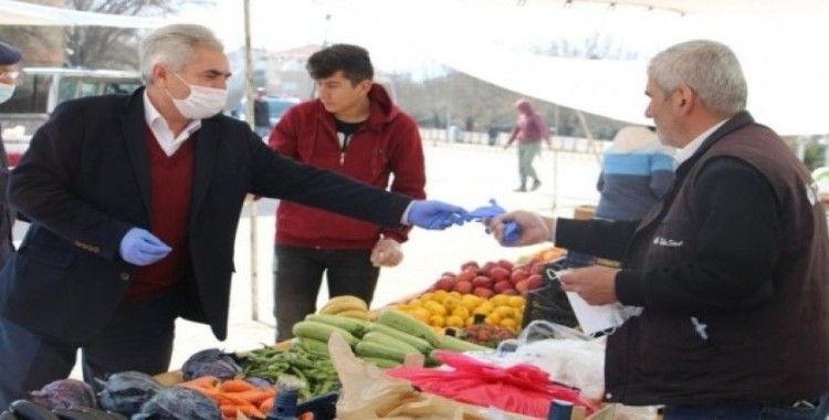 Başkan Akağaç esnafa eldiven ve maske dağıttı