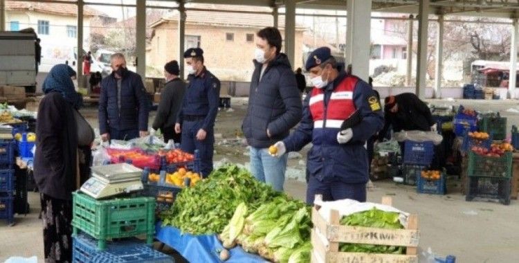 Jandarma pazar esnafı ve vatandaşlara sosyal mesafenin önemini anlattı