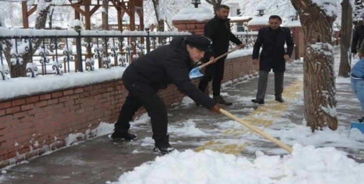 Belediye Başkanı Faruk Demir, işçilerle kar temizledi