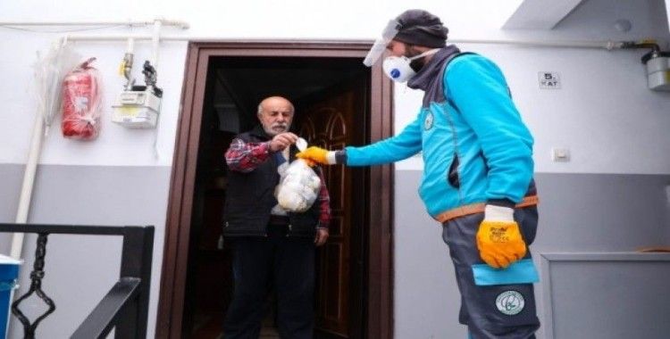 Gaziosmanpaşa’da 65 yaş üstü vatandaşların çöpleri kapılarından alınıyor