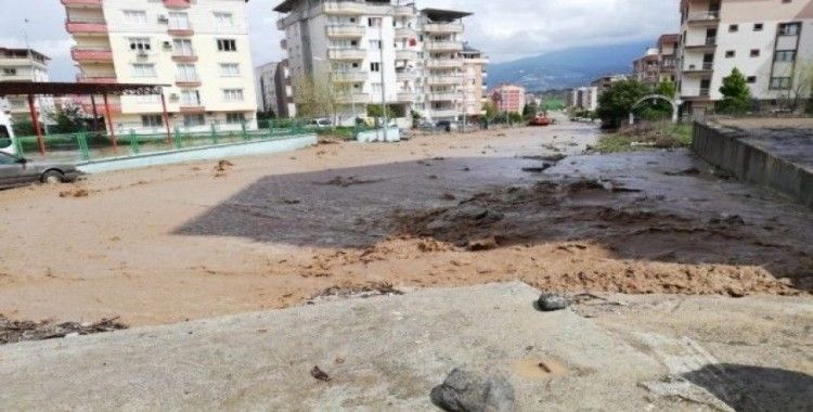 Osmaniye’de şiddetli yağış sele dönüştü
