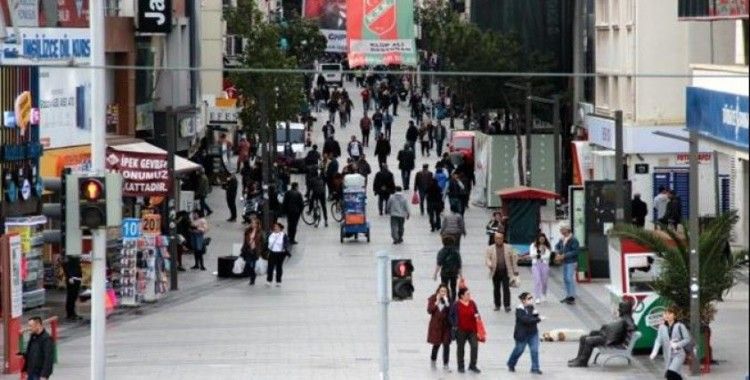 Koronavirüs vaka sayısında ikinci sırada olan İzmir'de çağrılara kimse aldırış etmiyor