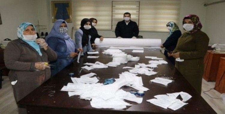 Karaköprü Belediyesi sağlık çalışanları için maske üretiyor