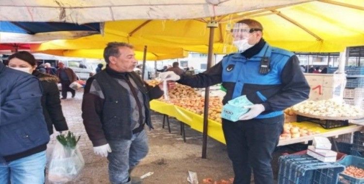 Edremit Belediyesi vatandaşa ücretsiz maske dağıttı